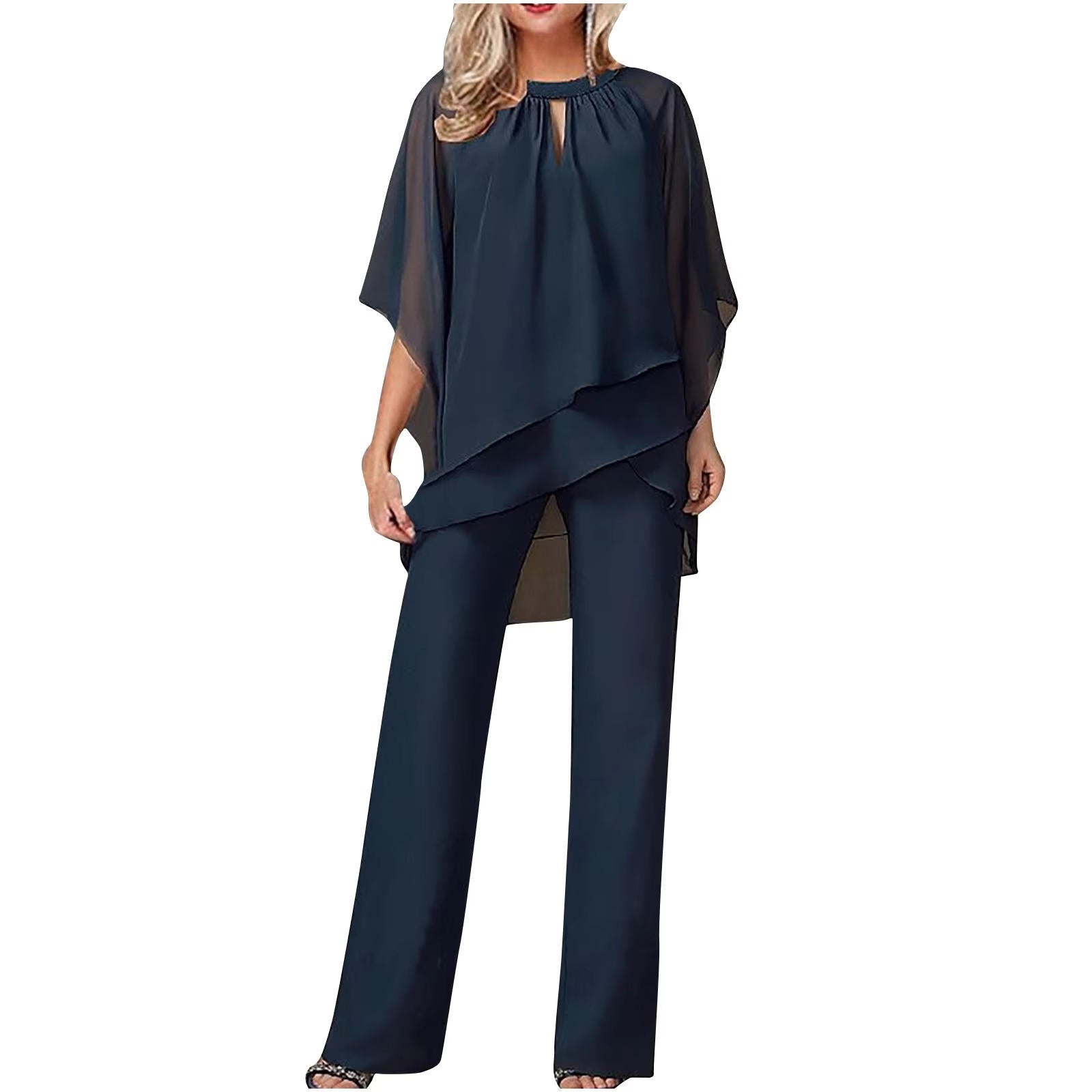 Femme portant une combinaison mousseline beige avec manches chauve-souris, vue de face