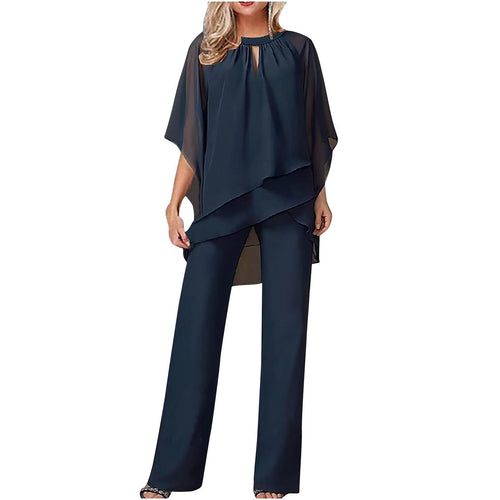 Femme portant une combinaison mousseline beige avec manches chauve-souris, vue de face