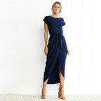 Femme portant une robe longue marine cache-cœur avec manches courtes