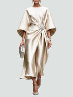 Détail de la base de la robe et de l'ourlet asymétrique