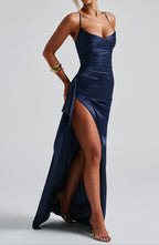 Robe maxi satin vue de profil montrant la fente latérale