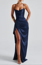 Robe maxi moulante en satin noir avec décolleté cœur, vue de face