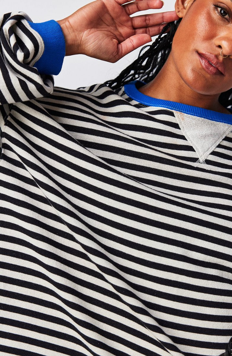 Pull rayé oversize à capuche pompom pour femme – vue 2
