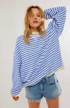 Pull rayé oversize à capuche pompom sky bleu pour femme