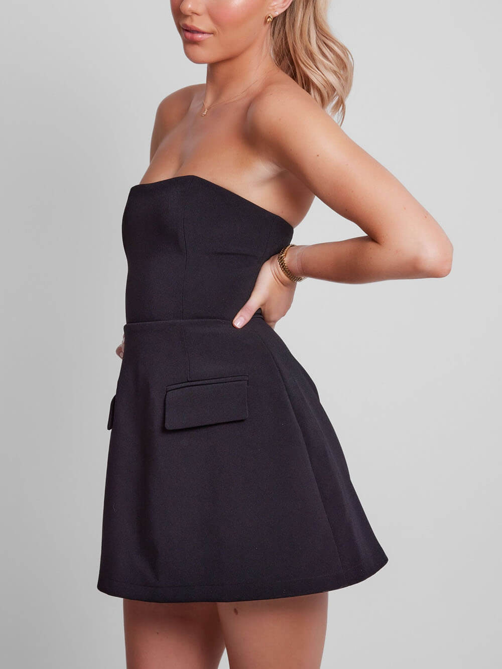 Robe bustier courte à poches asymétriques pour femme