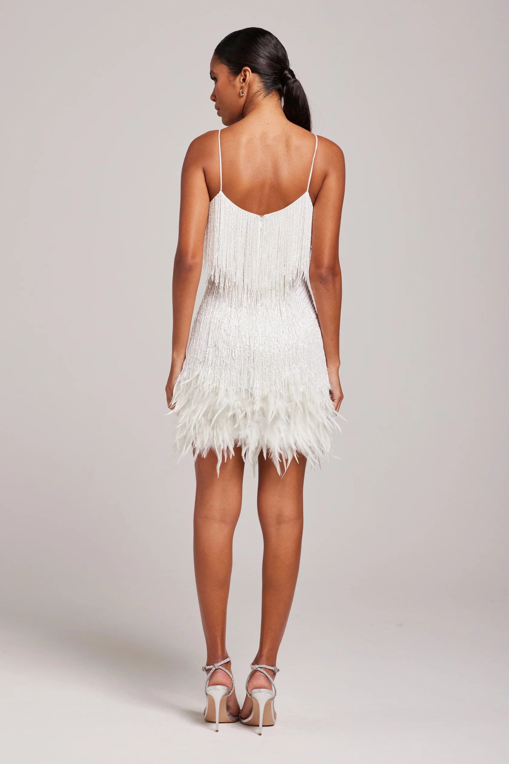 Robe courte à franges et plumes à bretelles