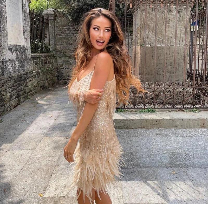 Robe courte à franges et plumes à bretelles