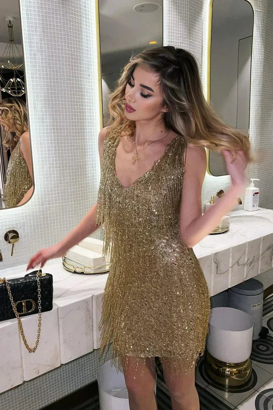 Robe courte à paillettes et franges col V pour femme