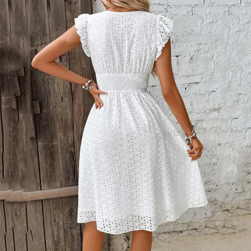 Robe courte en broderie anglaise smockée