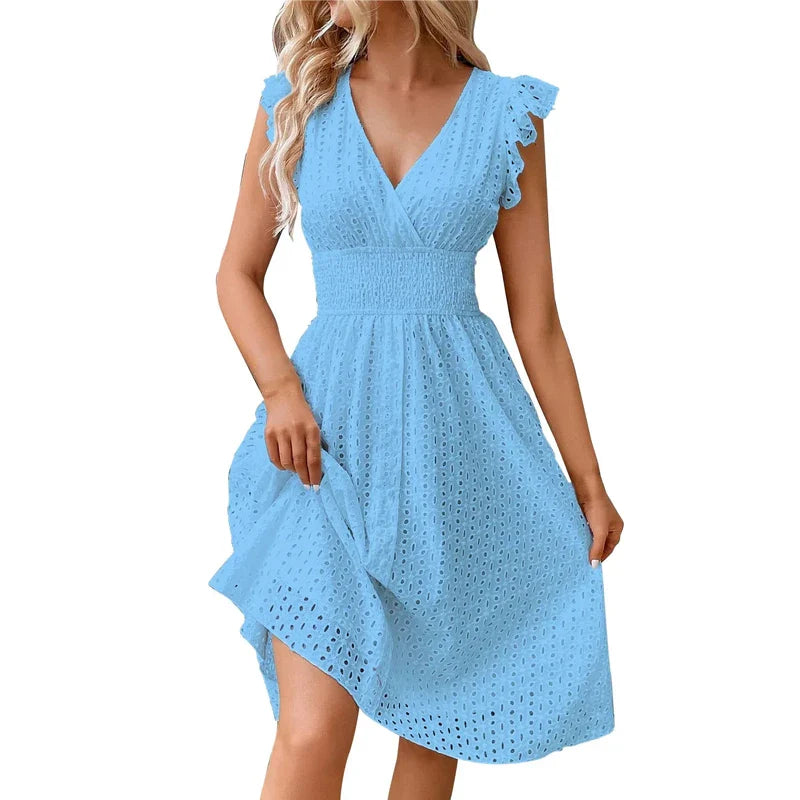 Robe courte en broderie anglaise smockée