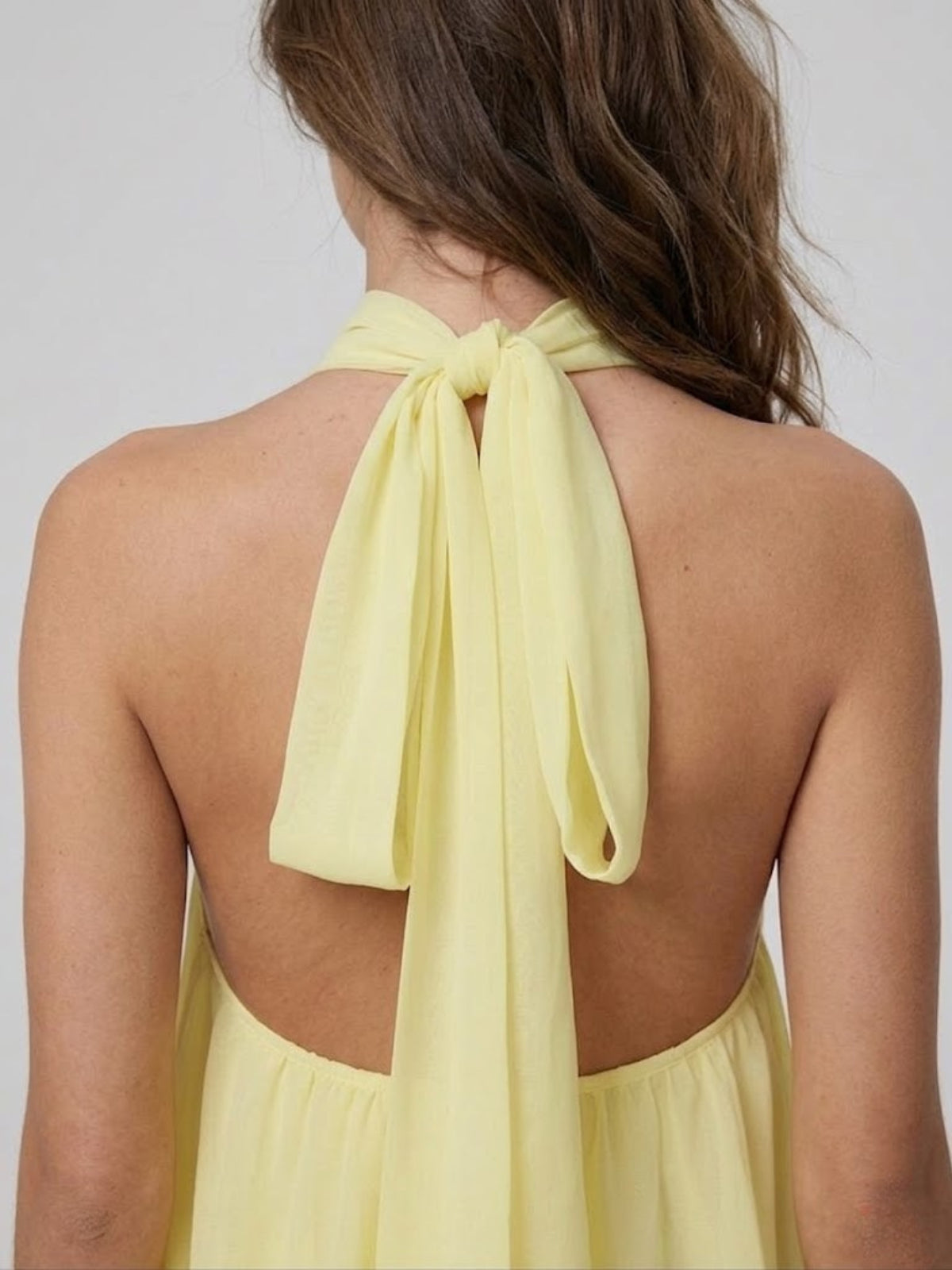 Robe courte col montant dos nu à volants étagés pour femme