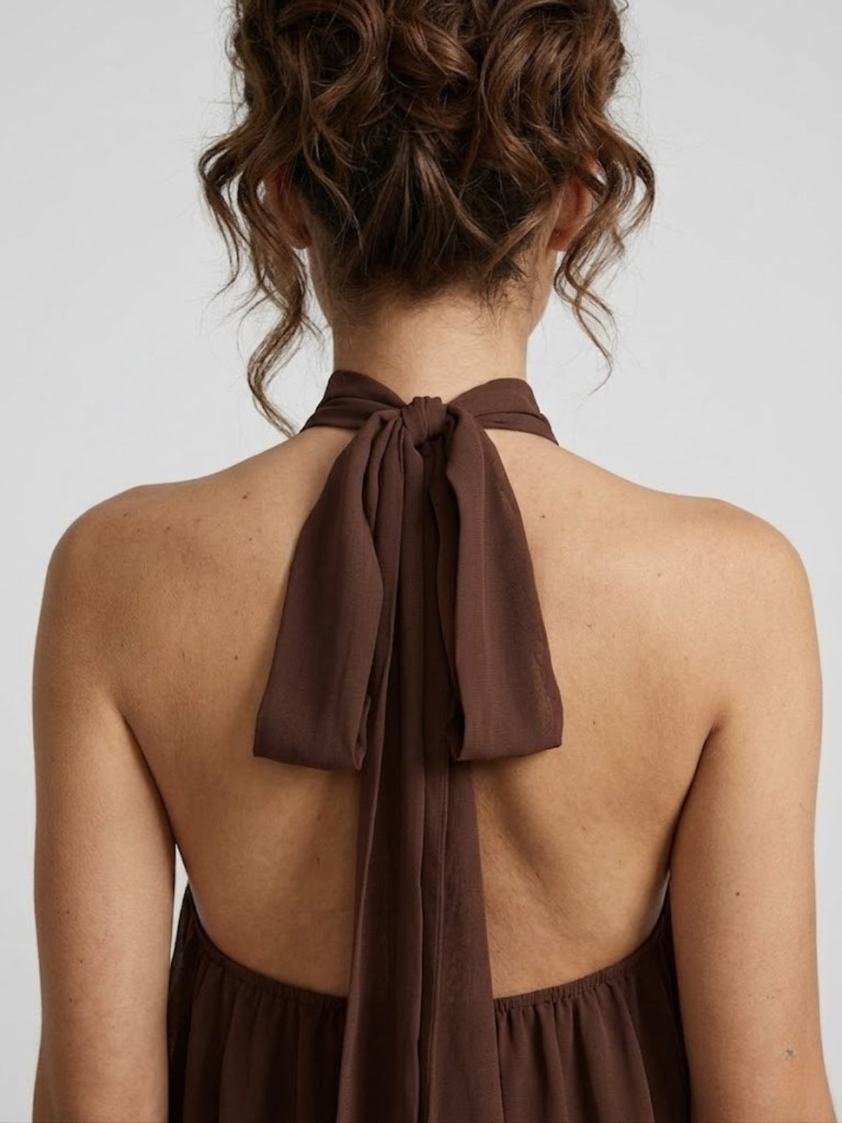 Robe courte col montant dos nu à volants étagés pour femme