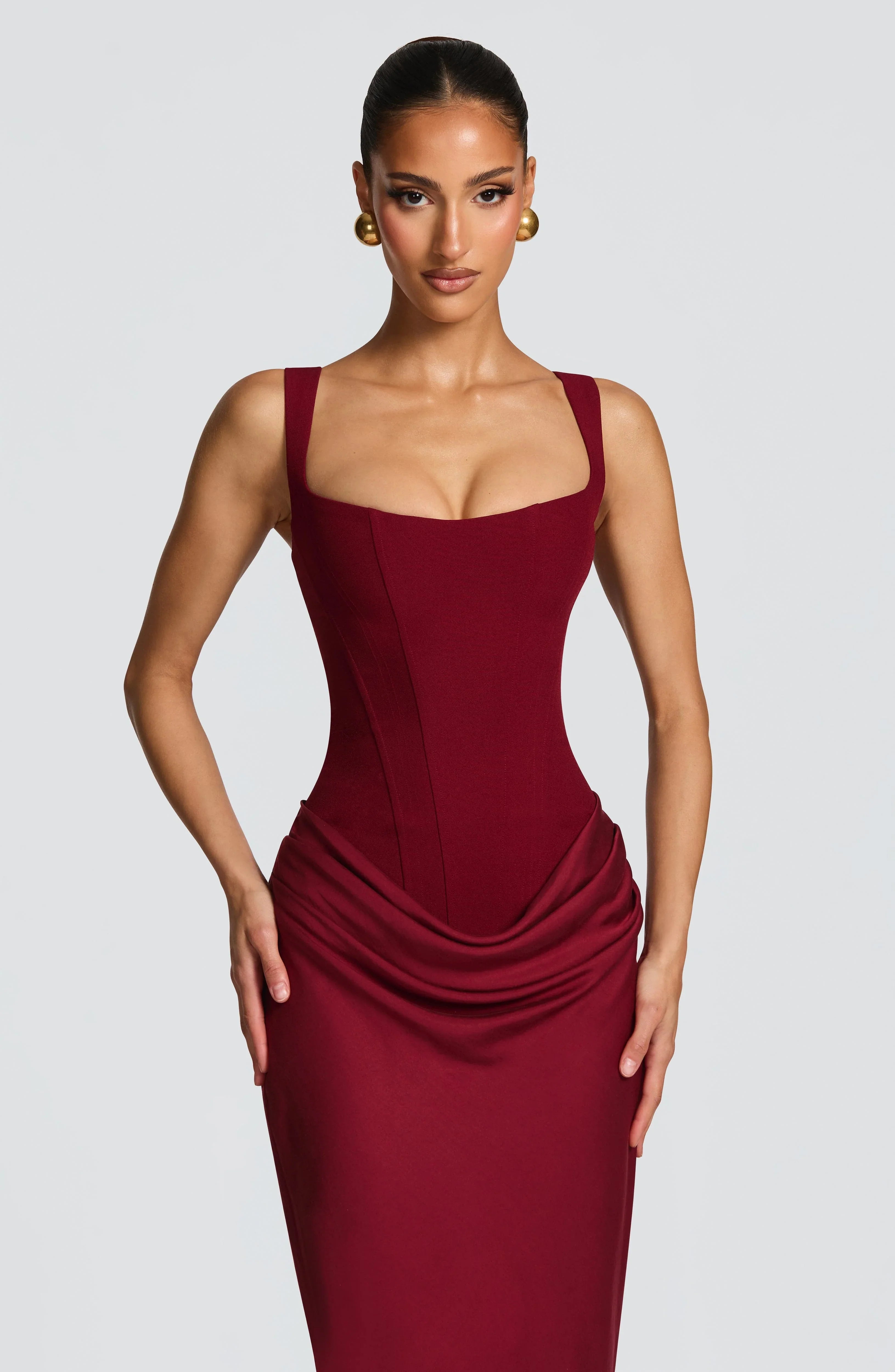 Robe longue ajustée à bretelles larges pour femme