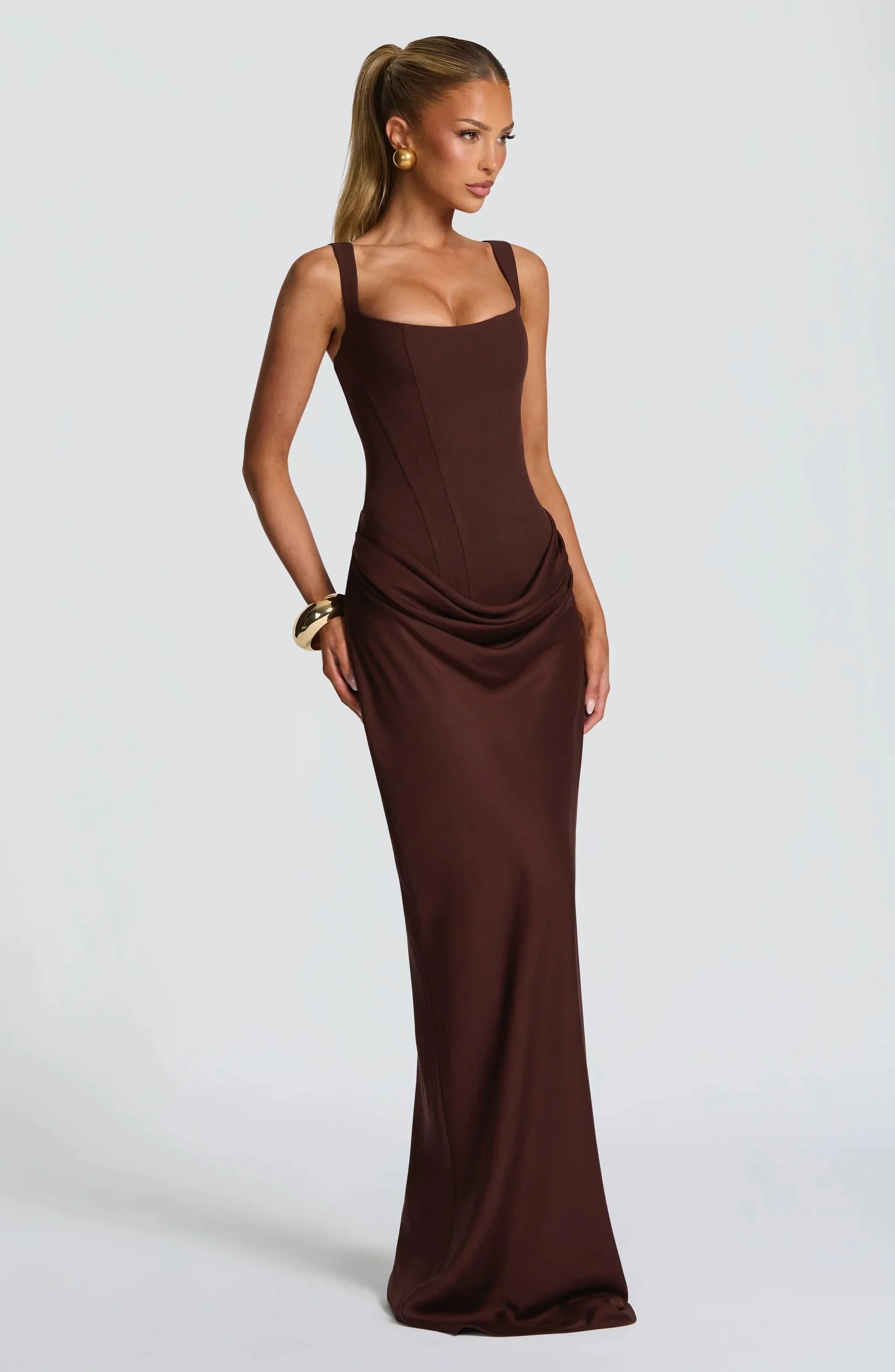 Robe longue ajustée à bretelles larges pour femme