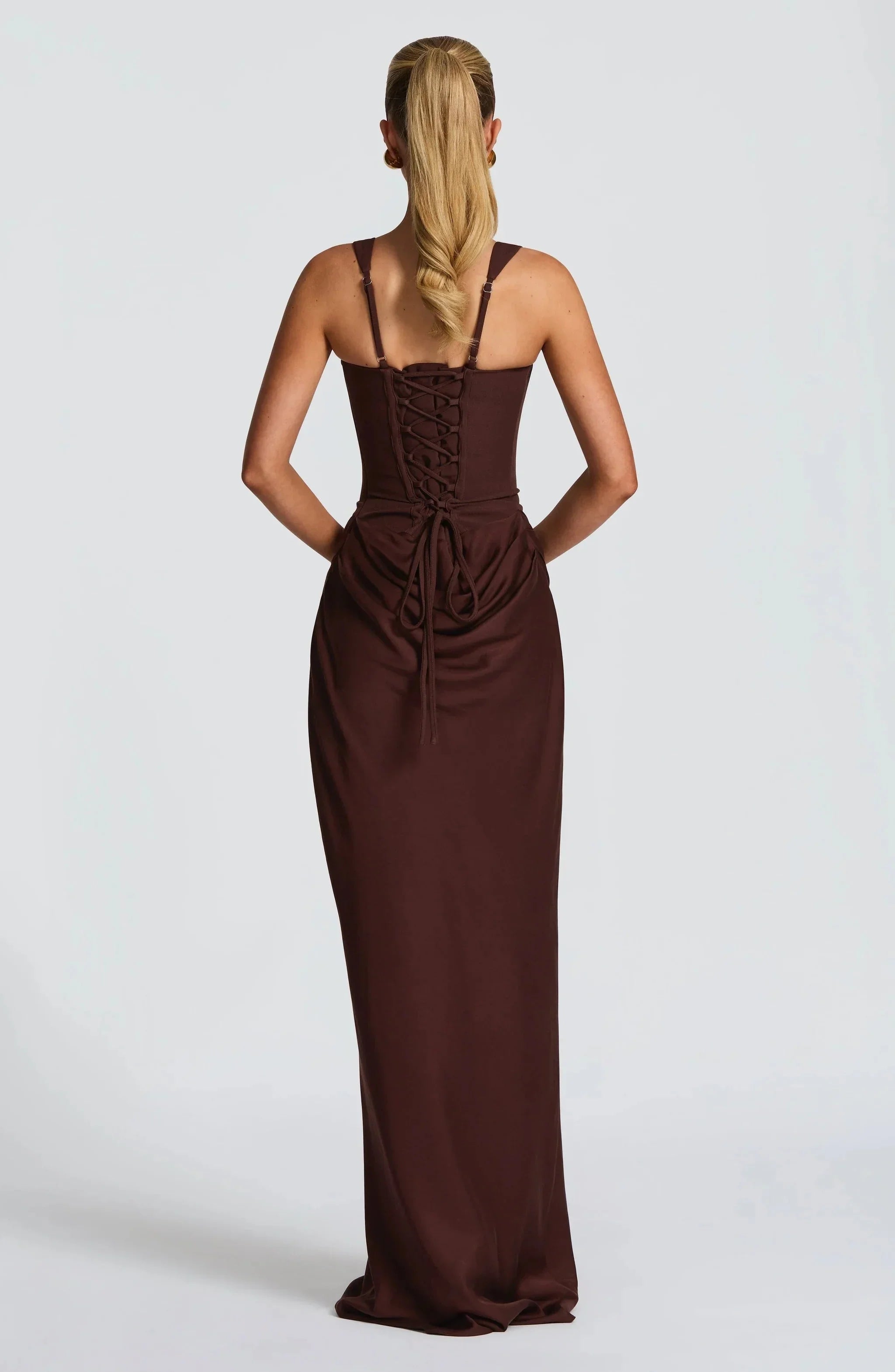 Robe longue ajustée à bretelles larges pour femme