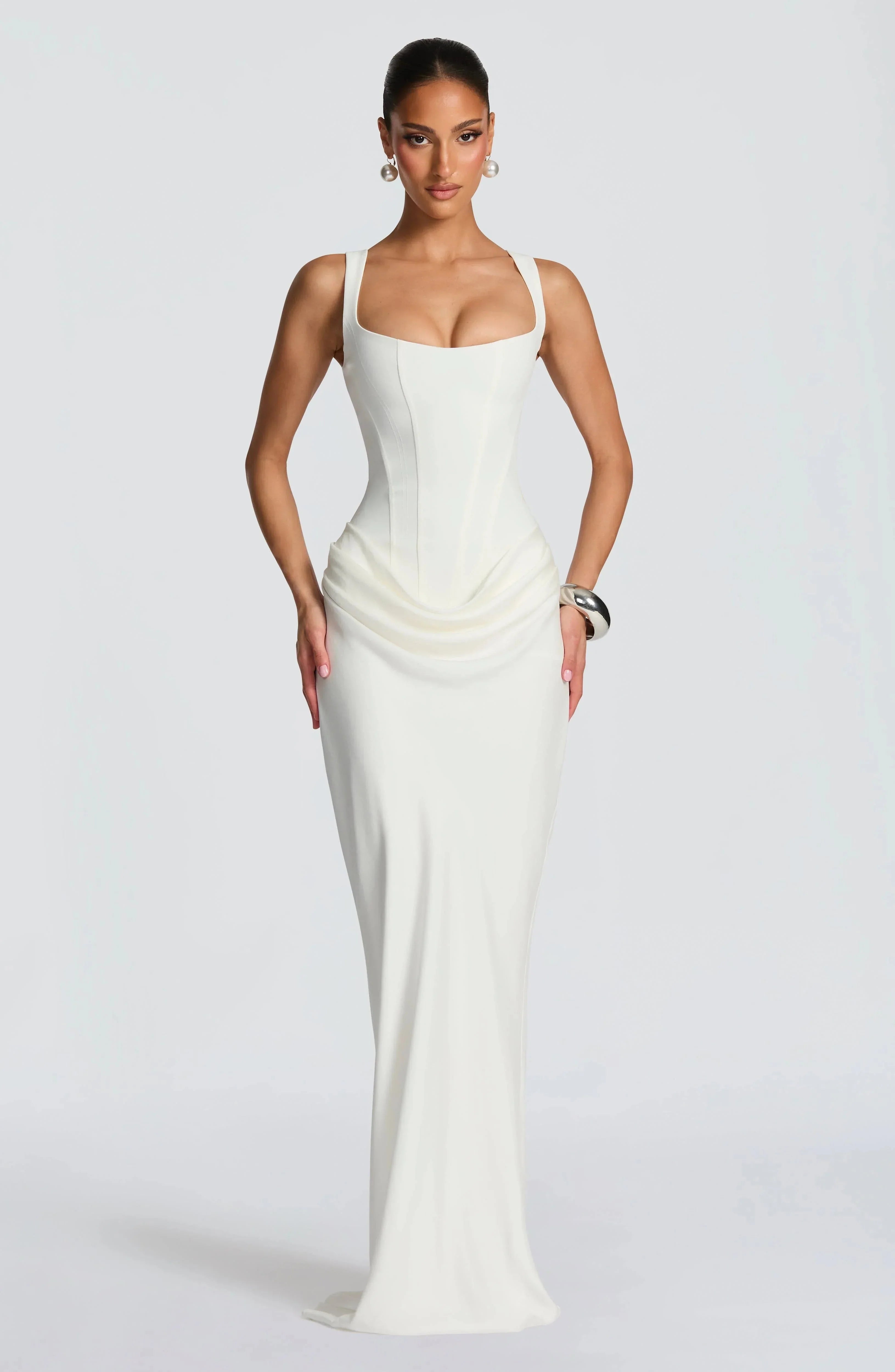 Robe longue ajustée à bretelles larges pour femme