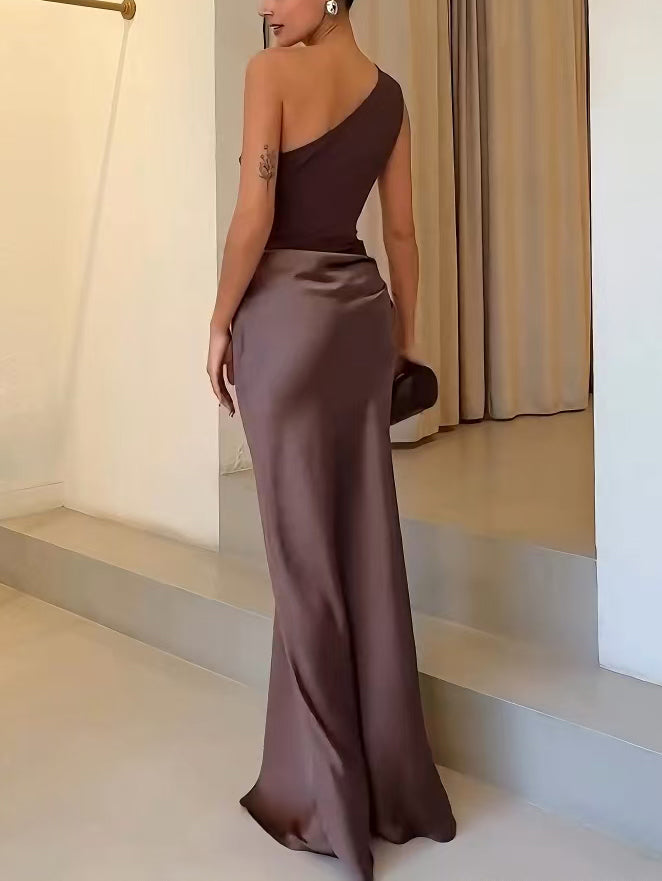 Robe longue asymétrique une épaule en satin pour femme