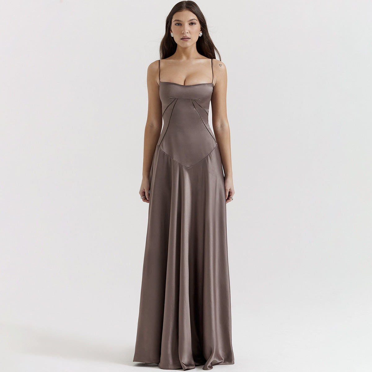 Robe longue en satin à bretelles fines pour femme