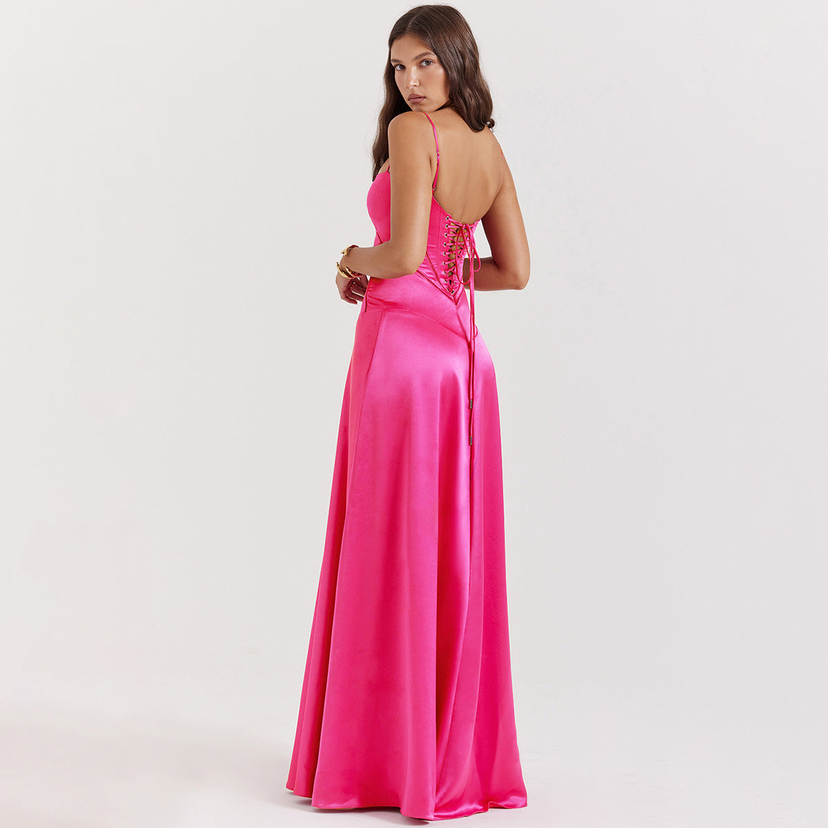 Robe longue en satin à bretelles fines pour femme