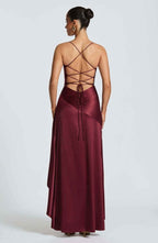 Robe longue en satin à volants asymétriques pour femme