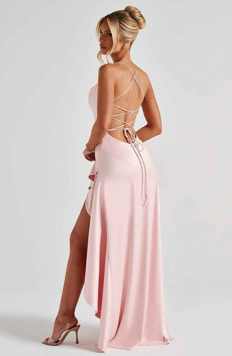 Robe longue en satin à volants asymétriques pour femme