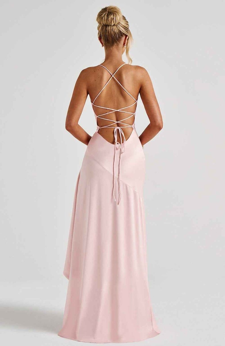 Robe longue en satin à volants asymétriques pour femme