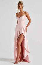 Robe longue en satin à volants asymétriques pour femme