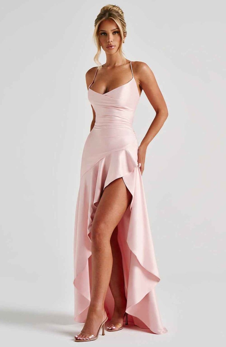 Robe longue en satin à volants asymétriques pour femme