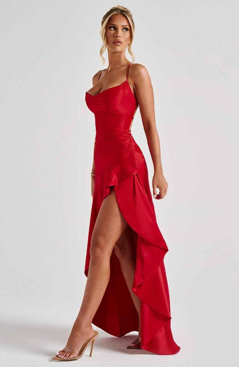 Robe longue en satin à volants asymétriques pour femme