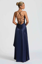 Robe longue en satin à volants asymétriques pour femme