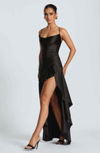 Robe longue en satin à volants asymétriques pour femme