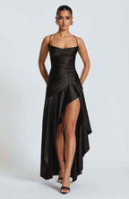 Robe longue en satin à volants asymétriques pour femme