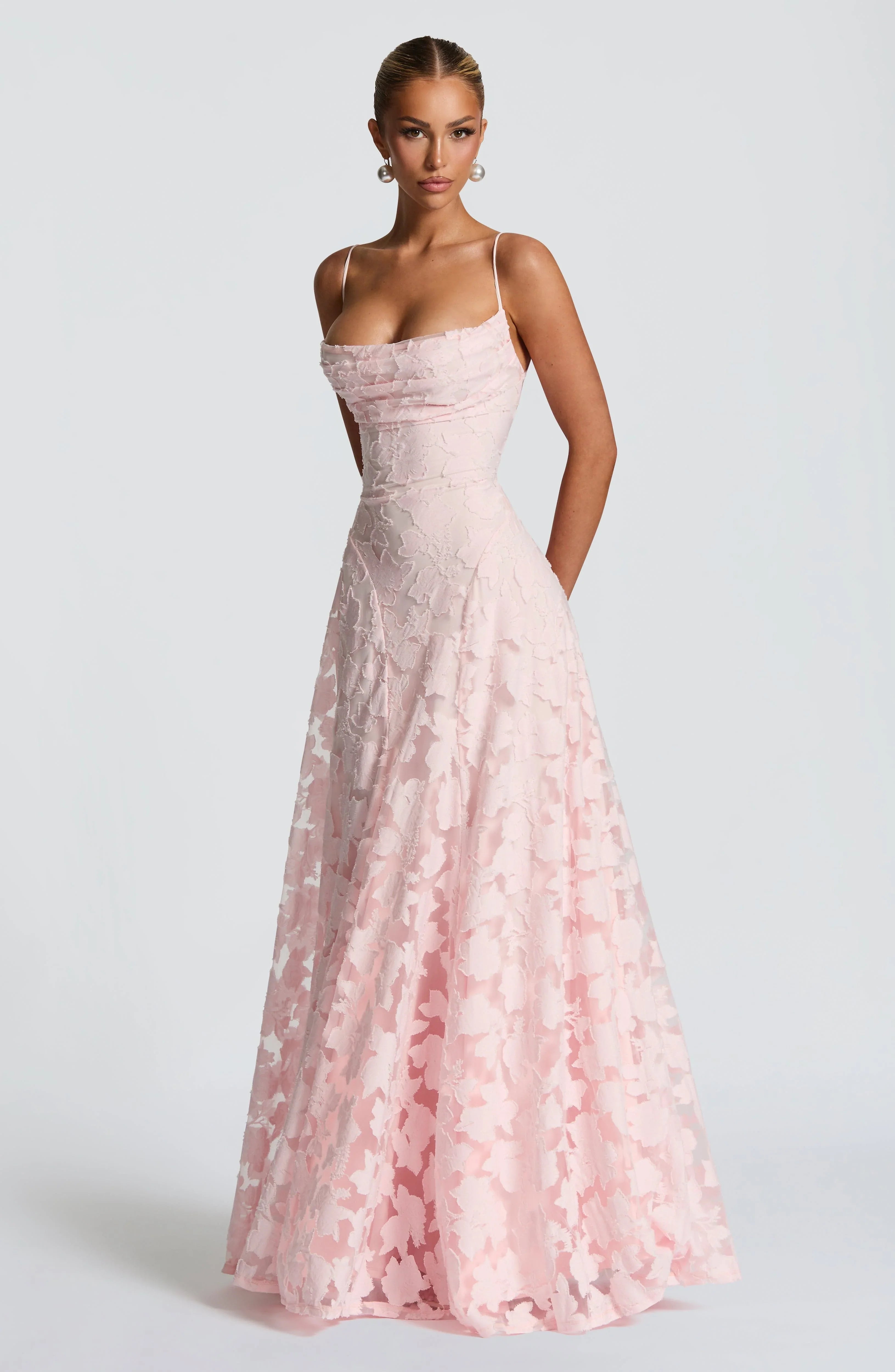 Robe longue en tulle à motifs floraux appliqués pour femme