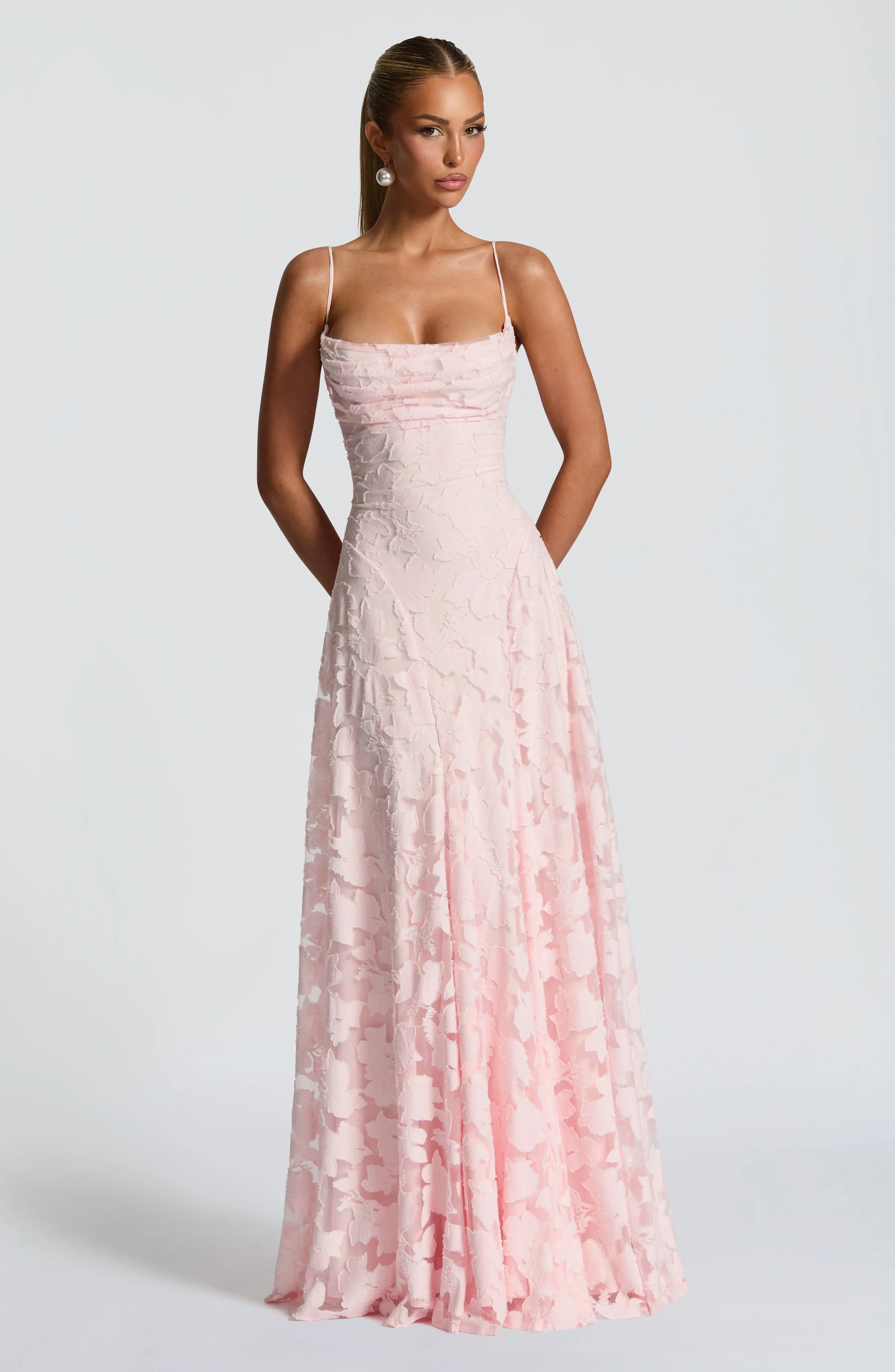 Robe longue en tulle à motifs floraux appliqués pour femme