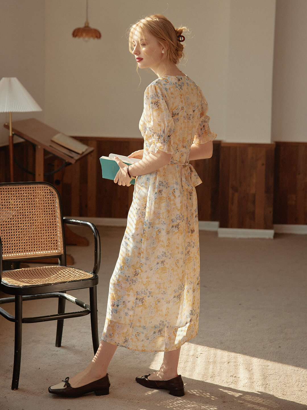 Robe longue fleurie jaune col V manches courtes pour femme