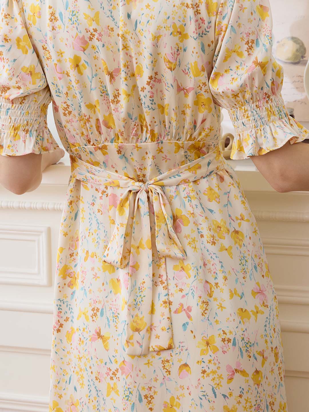 Robe longue fleurie jaune col V manches courtes pour femme