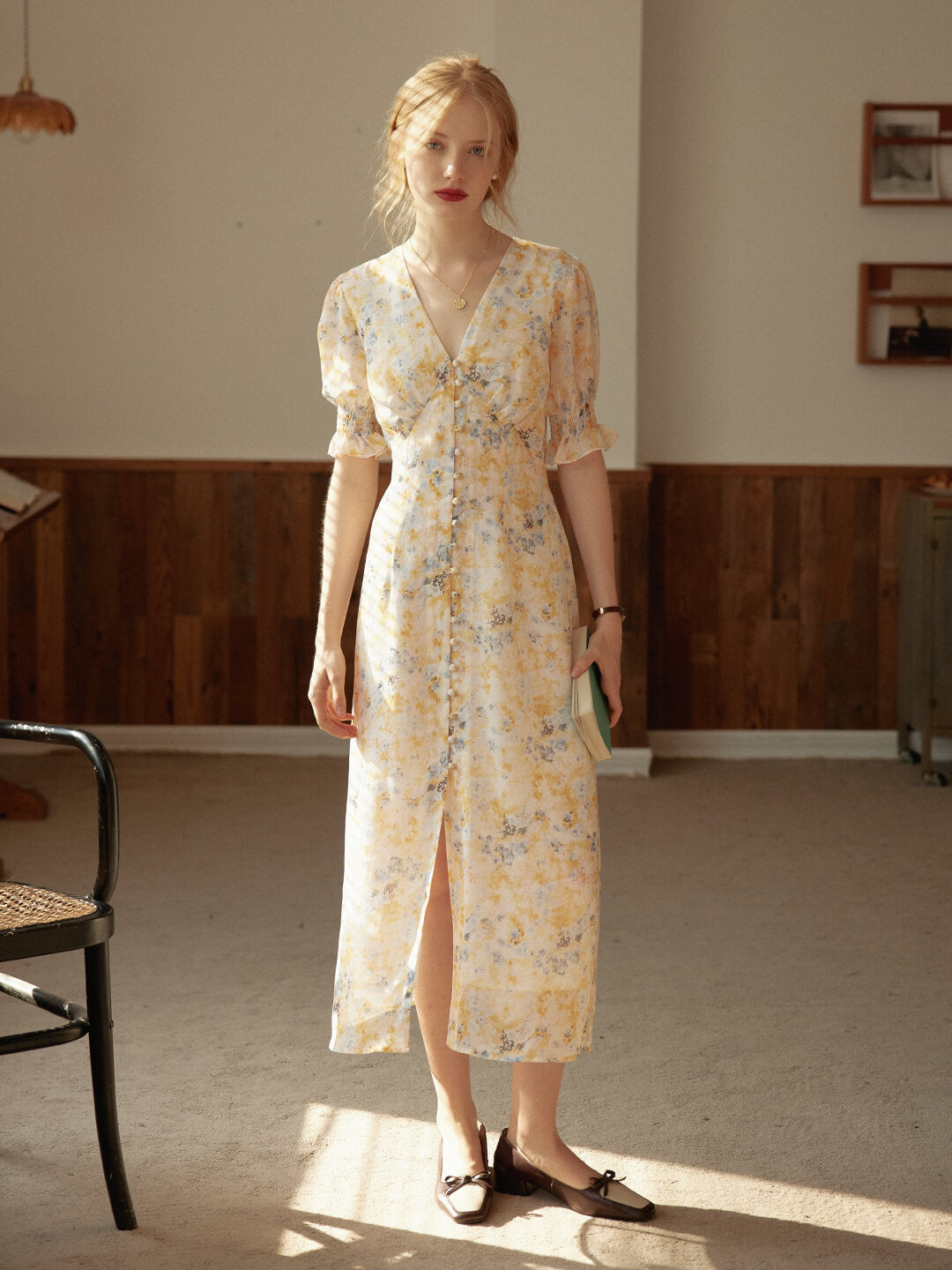 Robe longue fleurie jaune col V manches courtes pour femme