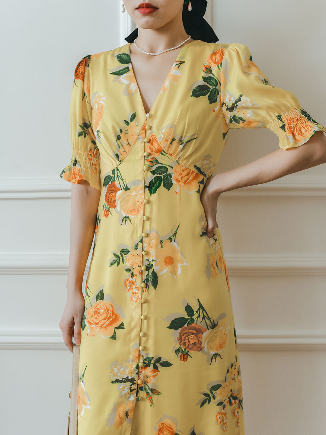 Robe longue fleurie jaune col V manches courtes pour femme