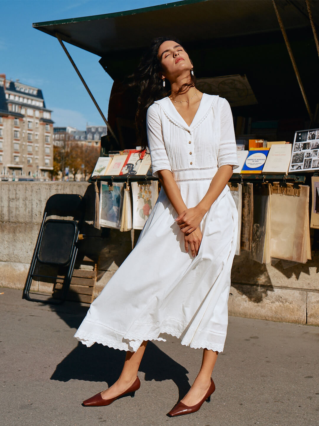 Robe midi brodée à buste plissé pour femme