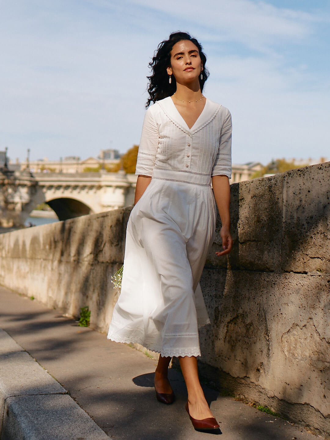 Robe midi brodée à buste plissé pour femme