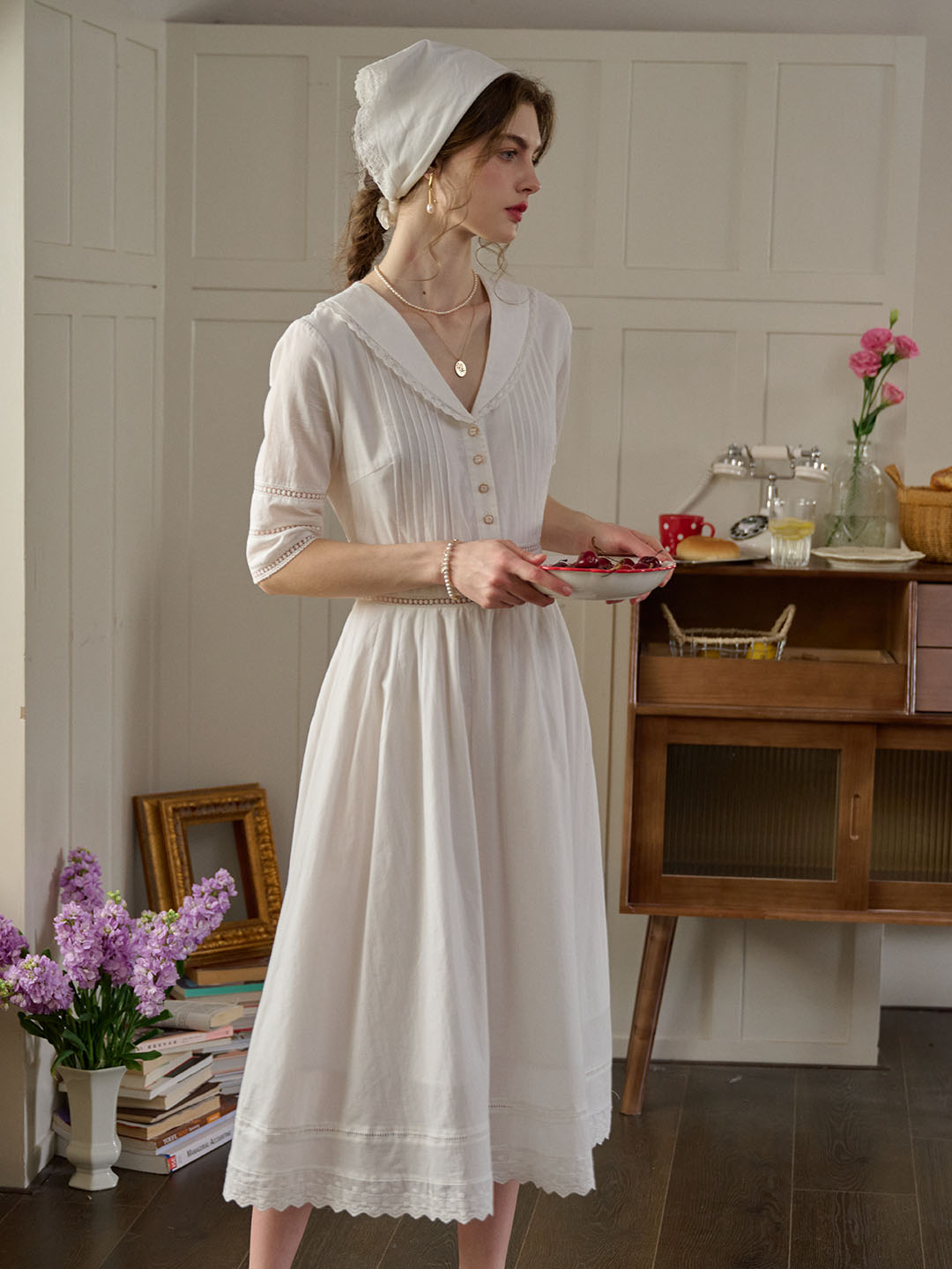 Robe midi brodée à buste plissé pour femme