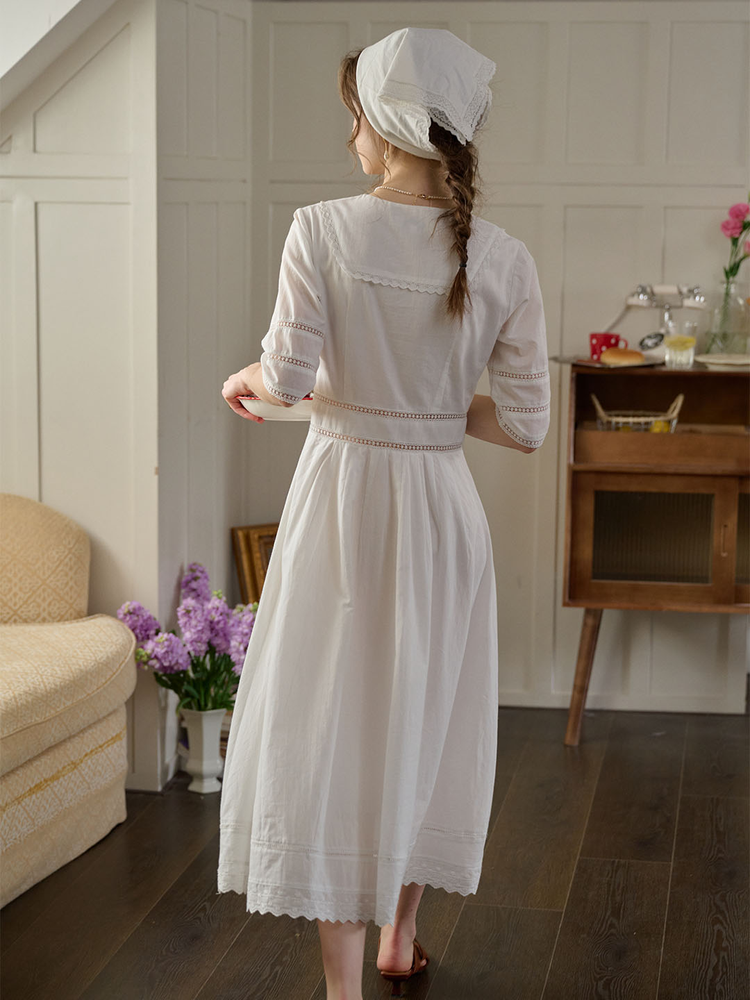 Robe midi brodée à buste plissé pour femme