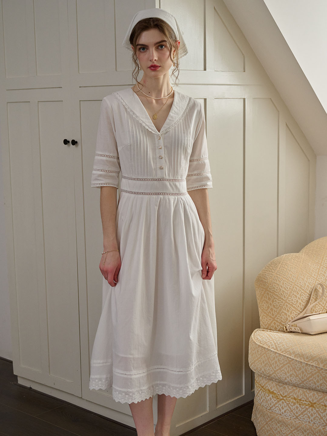 Robe midi brodée à buste plissé pour femme