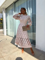 Robe midi en dentelle col haut manches longues