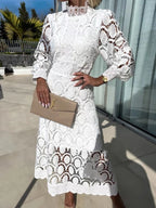 Robe midi en dentelle col haut manches longues
