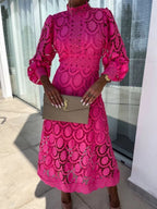 Robe midi en dentelle col haut manches longues