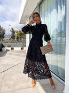 Robe midi en dentelle col haut manches longues