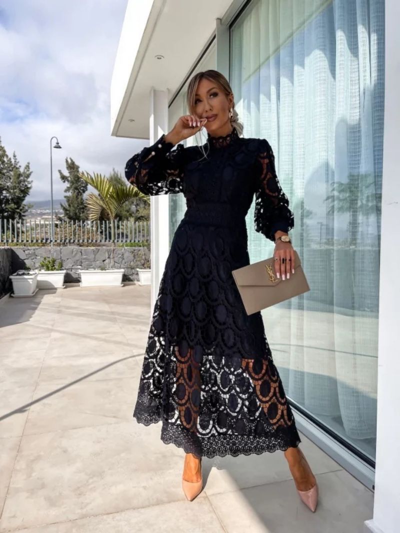 Robe midi en dentelle col haut manches longues