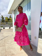 Robe midi en dentelle col haut manches longues