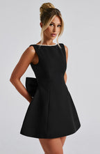 Robe mini patineuse structurée à poches pour femme